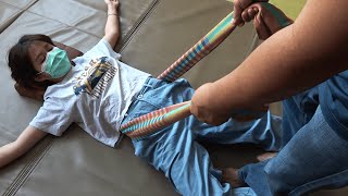 Pijat Tradisional Thailand yang Menggunakan Kain Penutup Pinggang untuk Meregangkan Otot Anda