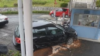 駐車場３階から車飛び出す　神戸の商業施設、女性軽傷