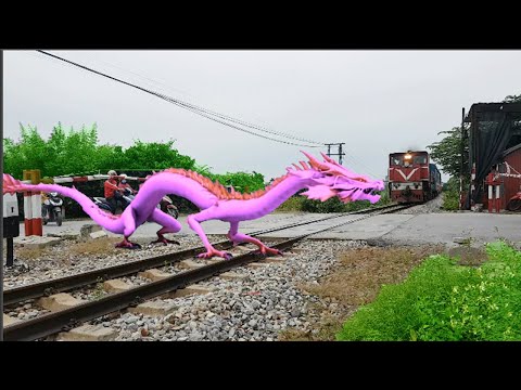 Video Con Rồng Dừng Lại Nhìn Đoàn Tàu Hỏa Chở Khách 2 |... - youtube