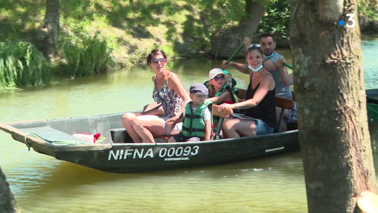 Les barques se baladent à nouveau dans le Marais Poitevin