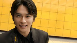 北村匠海、黒スーツ姿でカメラ構えて登場　大ジャンプも！　ニコン新CM「できるって、無限。」　／インタビューでは「挑戦してみたい役」語る