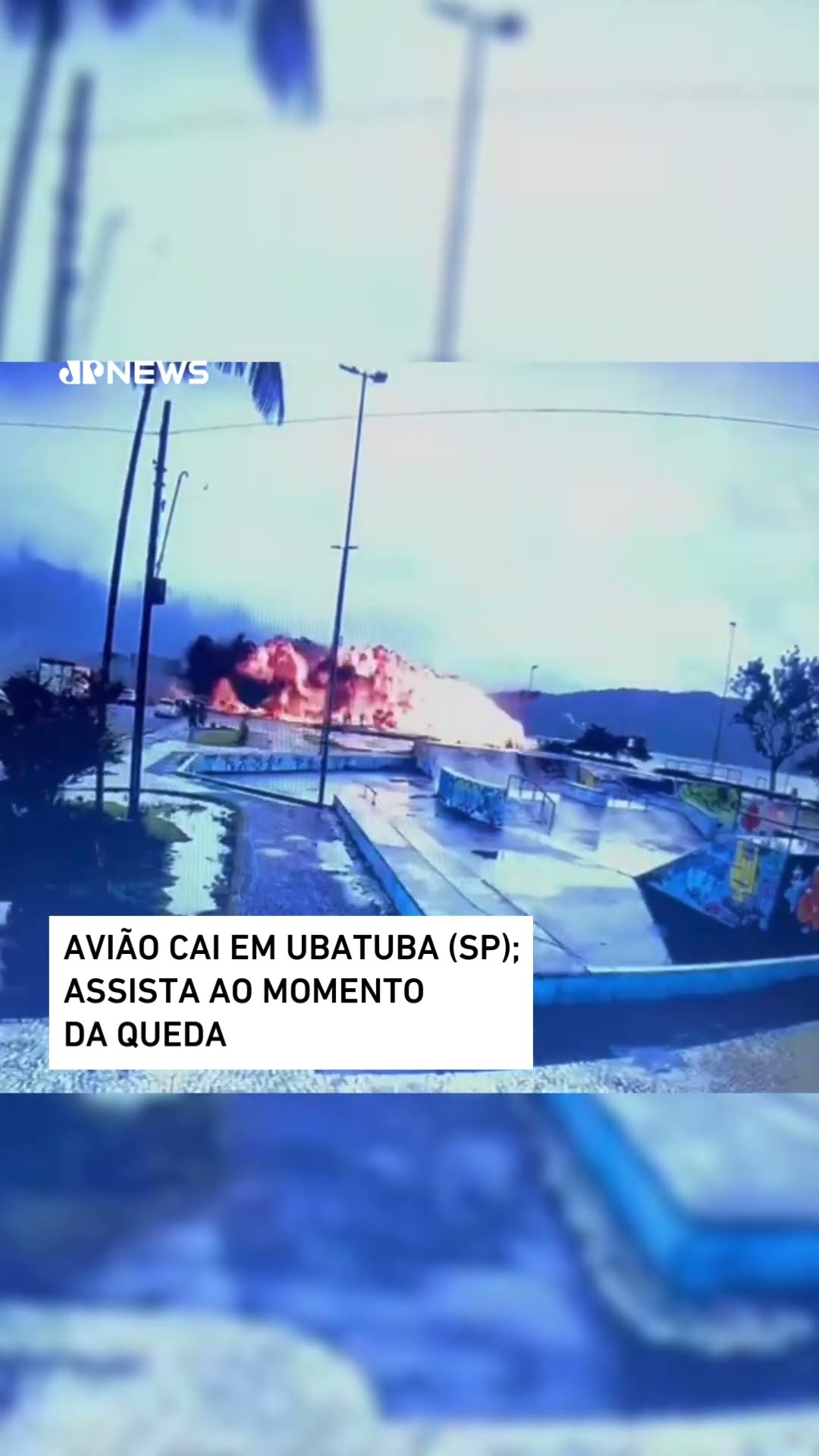 Avião cai em Ubatuba (SP); assista ao momento da queda #shorts