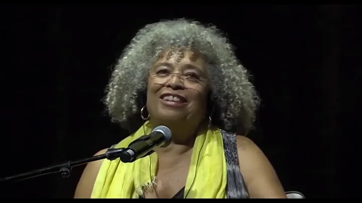 Angela Davis on Toni Morrison & Writing her Autobi...