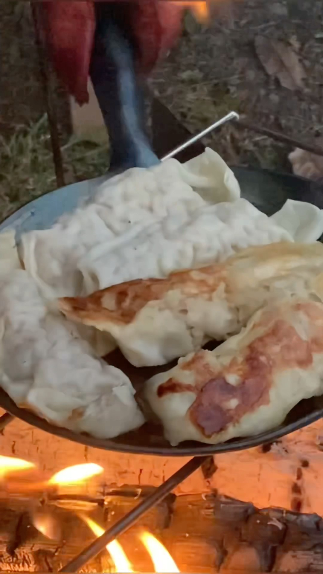 焚き火で鉄鍋餃子が最高 #焚き火 #鉄鍋餃子 #キャンプ飯 - YouTube