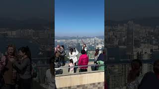 #香港 #山頂纜車 站，還是 #凌霄閣 #摩天台428 的景觀視野比較好，記得帶墨鏡跟帽子，做好防曬工作。