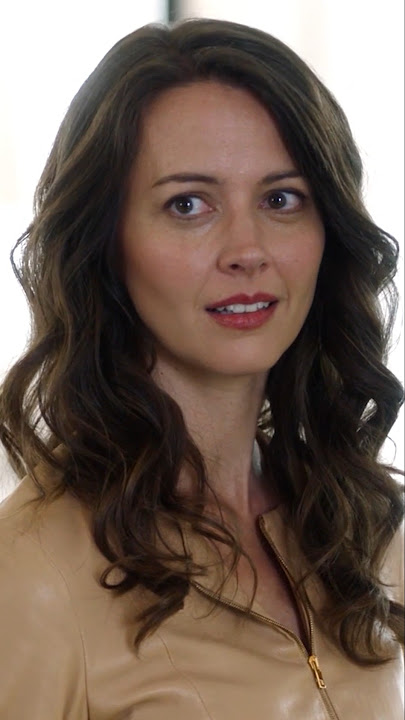 Harvey meets Louis's sister #suits #shorts #lawyer