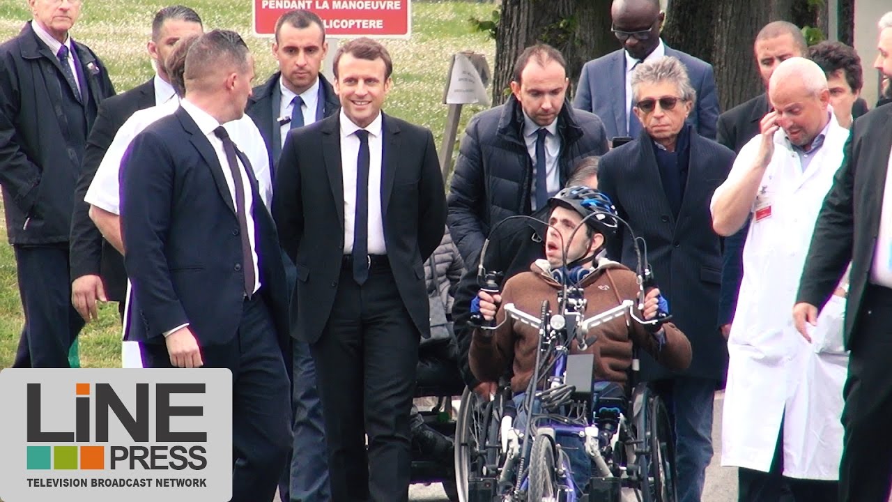Emmanuel Macron visite l'hôpital de Garches / Garches (92) - France 25 avril 2017