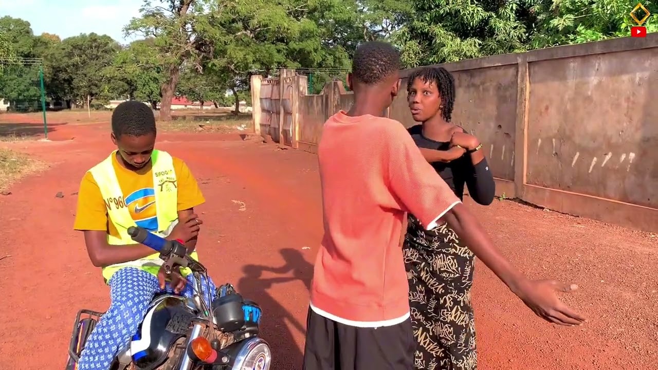 « Il a failli provoquer un accident 😱 : discussion tendue entre un taxi-motard et son client »