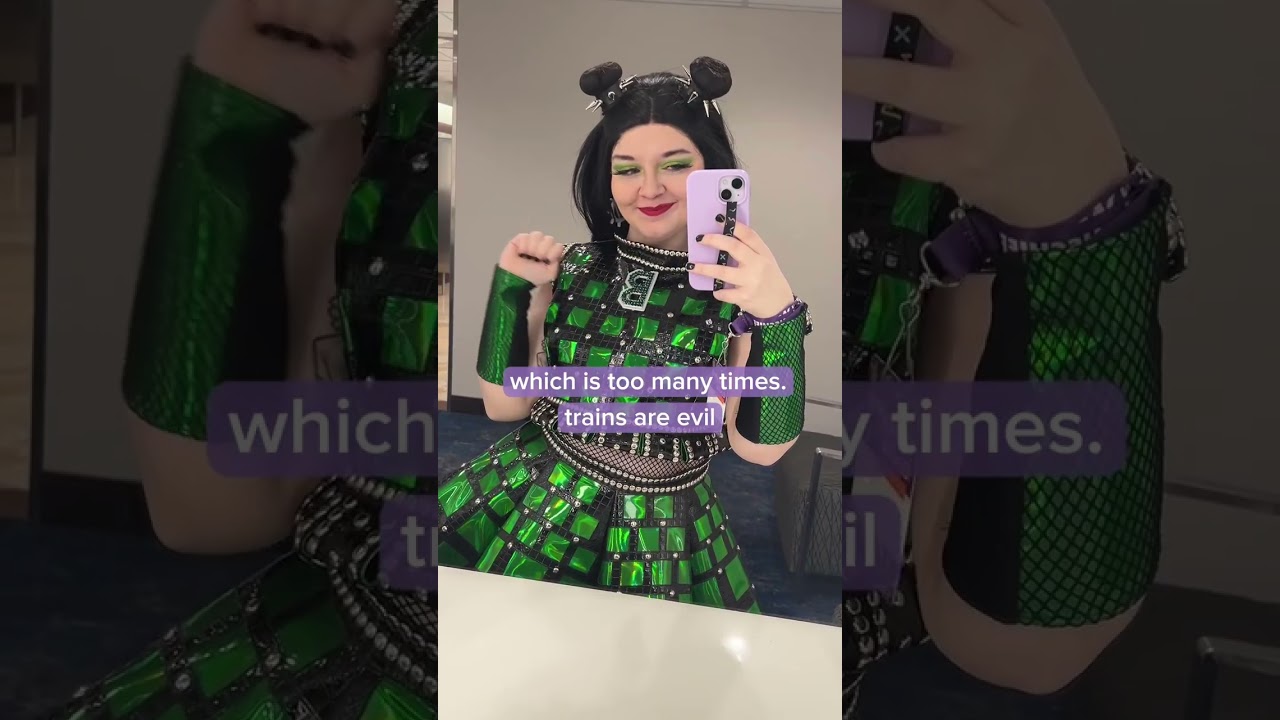 My cosplay nightmare came true TWO times in a row 🙃 #cosplay #rapunzel #sixthemusical #comicon