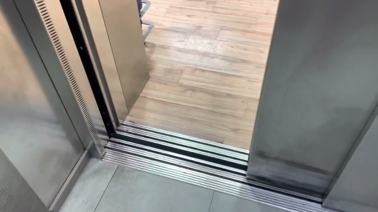 2006 ThyssenKrupp Lift @ Primark in Cheltenham