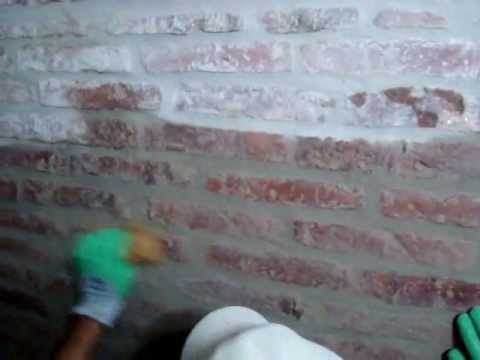 Renovar, pared asentada en barro revocada con polvo de ladrillos ...