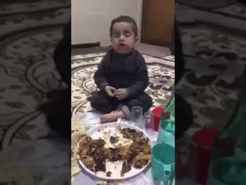Sahurda uykuda yemek yiyen çocuk