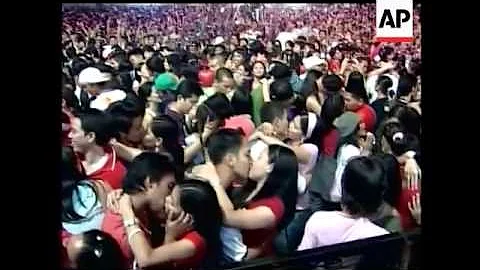 Thousands of couples try to break record of simultaneous kiss. (Feb. 11) - DayDayNews