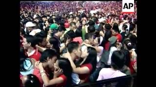 Thousands Of Couples Try To Break Record Of Simultaneous Kiss Feb 11