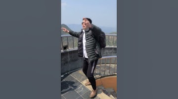 Chiến thắng hội chứng sợ độ cao trên Cột Cờ Lũng Cú nhờ bạn bè quốc tế!