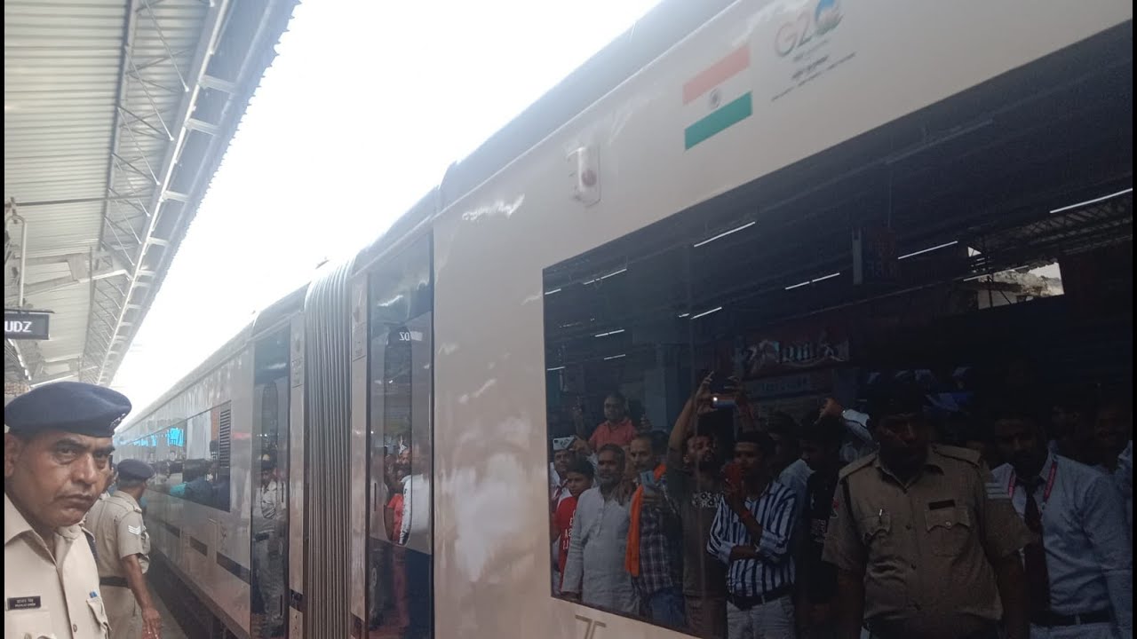 जयपुर के लिए दौडी वंदे भारत ट्रेन, इतनी स्पीड कि राणा प्रताप नगर पर लोग ढंग से फोटो भी नहीं ले पाए।