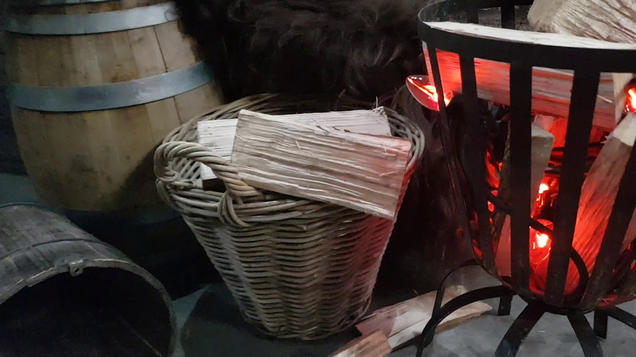 ESLEVENTS.NL Imitatie vuur met vuurkorf en kleine decoraties wijnvat schapenvacht etc