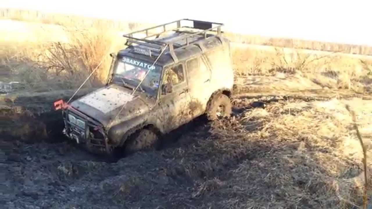 Уаз буксует по грязи
