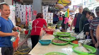 鹹魚賣得太便宜 一下子就被現場觀眾搶光光 台中水湳市場 海鮮叫賣哥阿源 Taiwan seafood auction