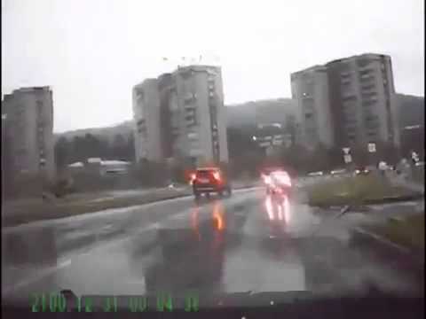 Ехать в машине во время грозы опасно Может ударить молния