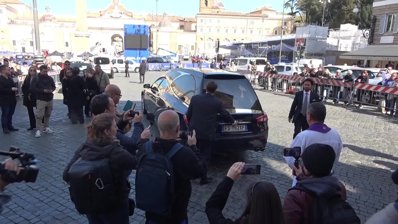 Funerali Fassari, alla chiesa degli Artisti di Roma l'ultimo saluto