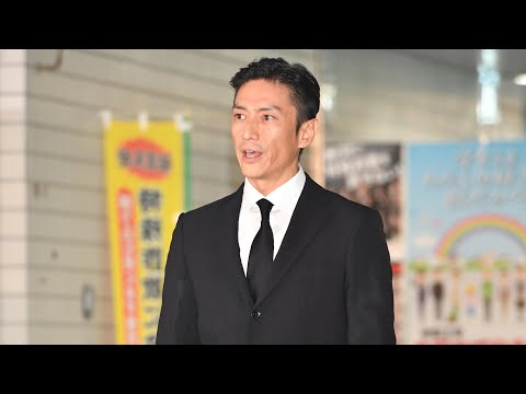 保釈の伊勢谷友介容疑者が〝４秒謝罪〟　ユーチューバー乱入のハプニングも