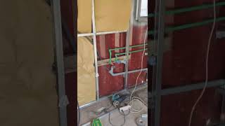 La tuberia en casa de contenedor. Modulo de contenedor maritimo.