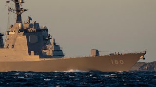中秋の名月の下を残照を浴びながらゆく護衛艦「はぐろ」「やまぎり」