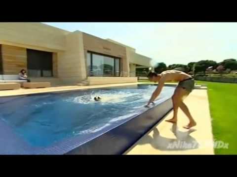 Cristiano Ronaldo Swim With His Dog - YouTube