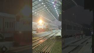 MOMEN PERSILANGAN KA MAJAPAHIT DENGAN KA PENATARAN DI STASIUN WLINGI MOMEN PERSILANGAN KA MAJAPAHIT DENGAN KA PENATARAN DI STASIUN WLINGI