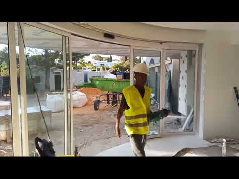 Porta automática semicircular com mais de 6 metros