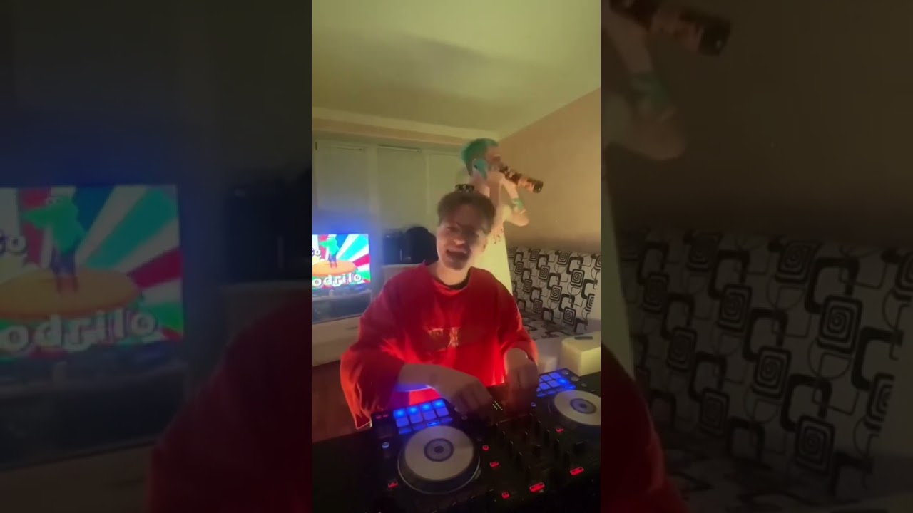 МЕНЕДЖЕРА ДИДЖЕЯ УДАРИЛИ ПОДУШКОЙ ЗА МАШАП (Skvor Mashup) 