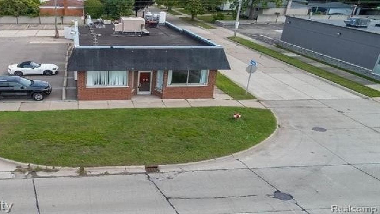 23700 HARPER Avenue, St. Clair Shores, MI Presented by Roy S Callan.