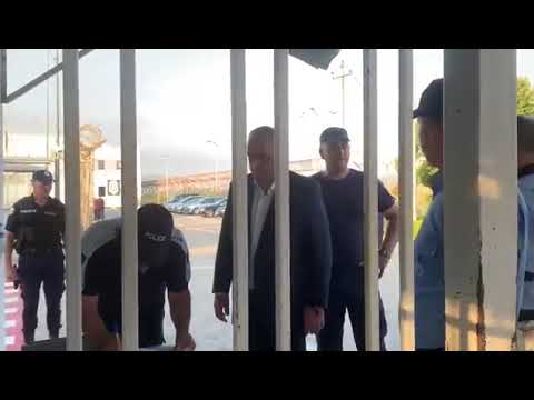 Ο Φρέντης Μπελέρης περνάει τις πύλες των φυλακών για να ταξιδέψει στο Στρασβούργο, μέσω Αθήνας.