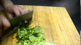 Cuisine AuntDai kitchen preparation spring onion chops