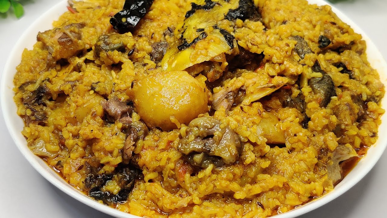 সবাই আঙুল চেটে খাবে এই কাতলা মাছের মাথা দিয়ে মুড়ি ঘণ্ট/ katla macher matha diye muri ghonto recipe