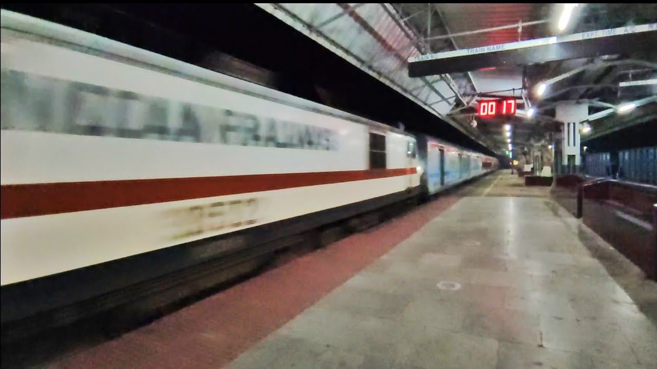 Dangerous Shrill Honking WAP7 Speed Upgraded 02385 HOWRAH-JODHPUR SF rages past Masagram at 130KMPH