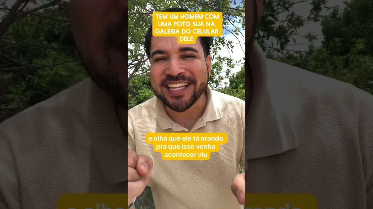 Tem um homem com uma foto sua na galeria do celular dele 