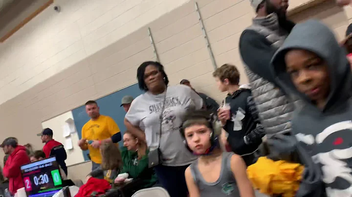 Wrestling racism white mom attacks black 7yr old kid (nothing happens) - DayDayNews