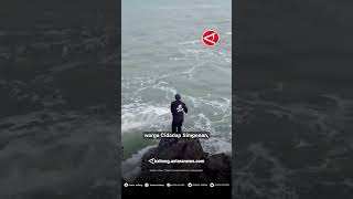 Download Lagu Dua Pemancing Hilang Terseret Ombak Besar di Pantai Sukabumi MP3