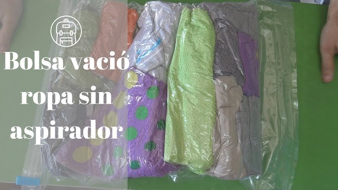 Empacando ropa en bolsas al vacio. 