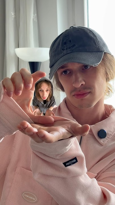 Друг смотрит на друга, пока тот делает это…(собирается в путешествие) ️ ...