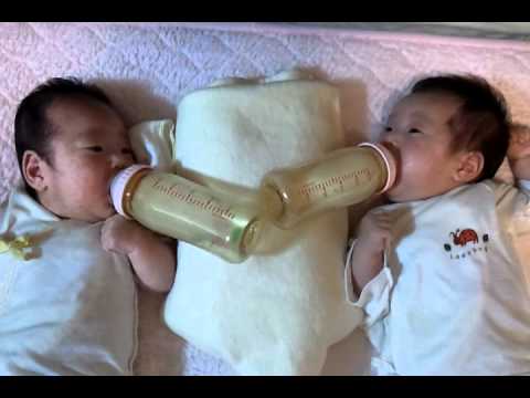 双子の赤ちゃんミルク飲み ２ヶ月 Youtube