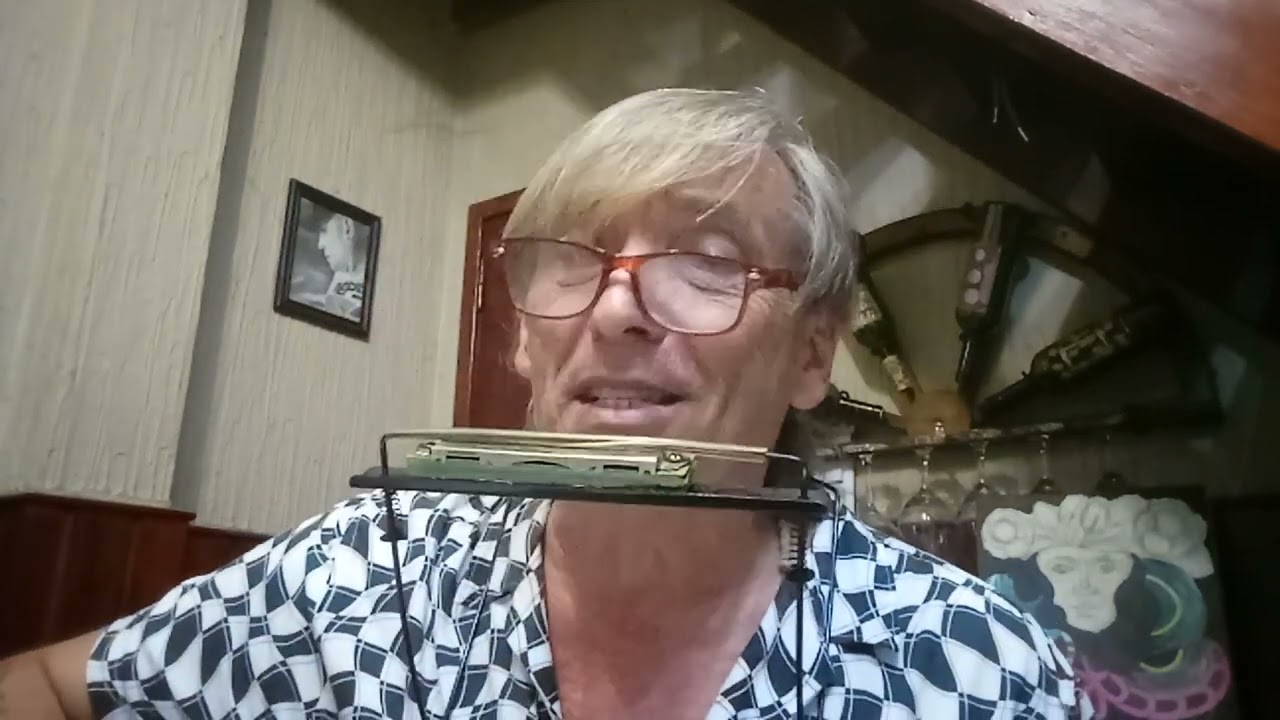 MUJER AGUA,de la poeta. PAULA CARRILLO.guitarra y voz. Bernardo  Calvo.