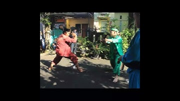Berantemnya pakai sarung golok || Palang Pintu #shorts