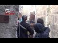 حلب القديمة : الجيش الحر يتحادث مع عنصر من قوات النظام وهم يرون بعضهم ويحاولون إقناعه بالانشقاق