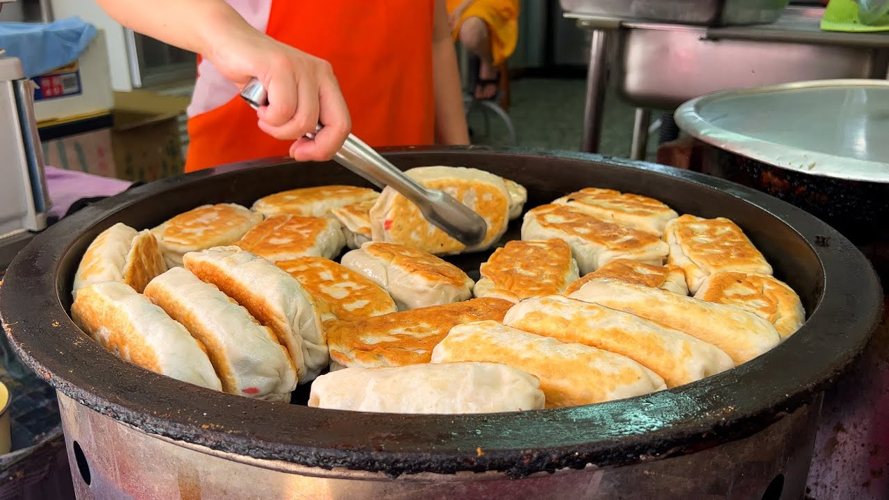 1,000 Sold Per Day! Traditional Henan Tofu Roll! / 皮Q餡多！金黃河南豆腐捲 - Taiwanese Street Food