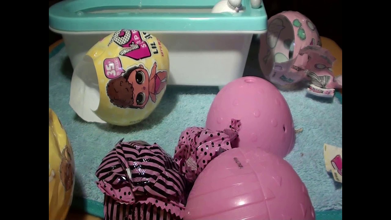 LOL doll series 3. Glitter Queen and Snow Angel opens a new LOL lil sis ball.