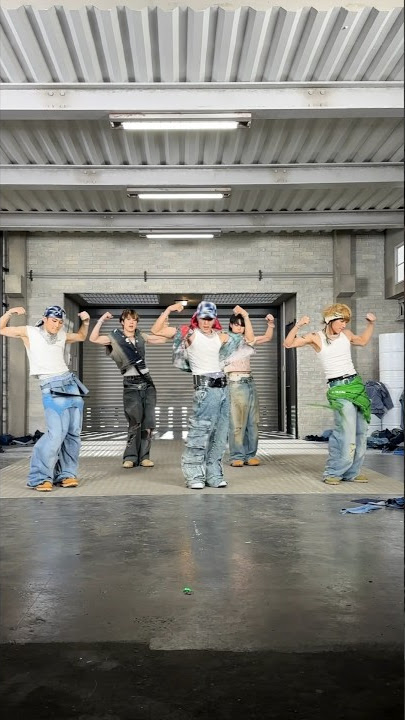 So watch me drippin' that 흘러 내려 Slay ✨ #NCTU #BaggyJeans