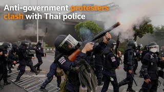Anti-government protesters clash with Thai police
